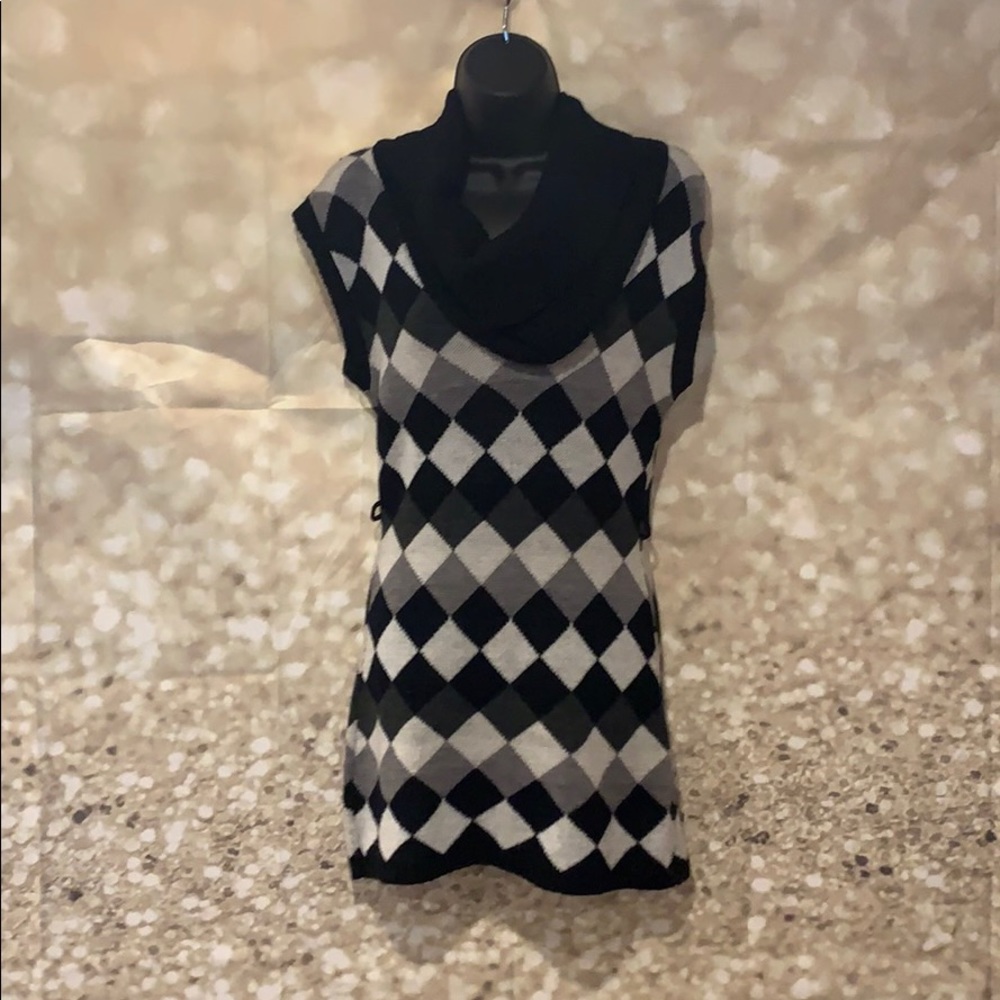 Women’s sleeveless long sweater